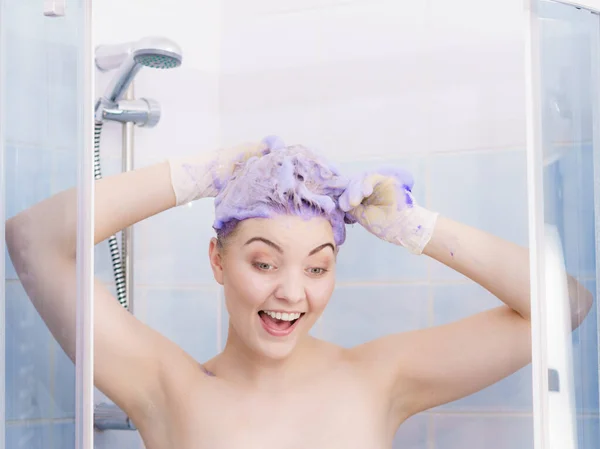 Femme Appliquant Shampooing Colorant Sur Ses Cheveux Femme Ayant Produit — Photo