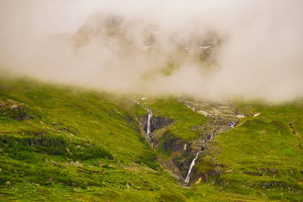 Groene Bergen Heuvels Met Waterval Rivier Mistige Mistige Dag Noorwegen — Stockfoto