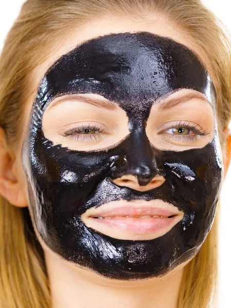 Ung Kvinna Med Carbo Detox Svart Peel Mask Ansiktet Vitt — Stockfoto