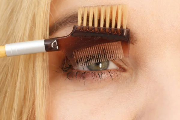Primer Plano Mujer Haciendo Maquillaje Preparación Pestañas Usando Herramienta Cepillo —  Fotos de Stock