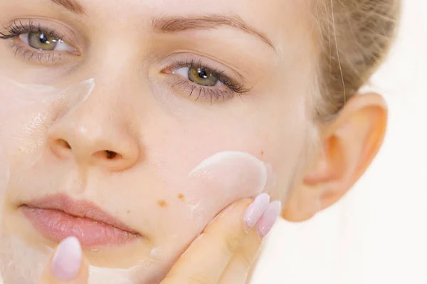 Young Woman Applying Cream Cosmetic Mask Moisturizing Her Face Beauty — Stock Photo, Image