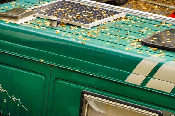 Samochód Kempingowy Panelem Słonecznym Dachu Sezon Jesienny — Zdjęcie stockowe