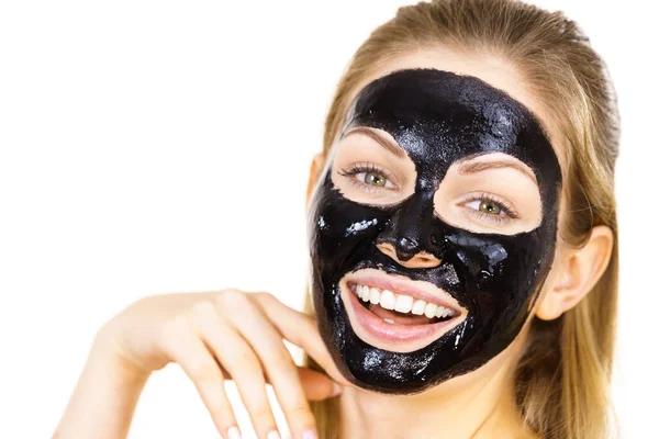 Ung Kvinna Med Kosmetika Ansiktet Carbo Detox Svart Peel Mask — Stockfoto