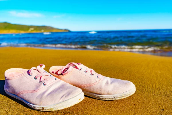 女运动鞋在沙滩上 在海滨散步 — 图库照片