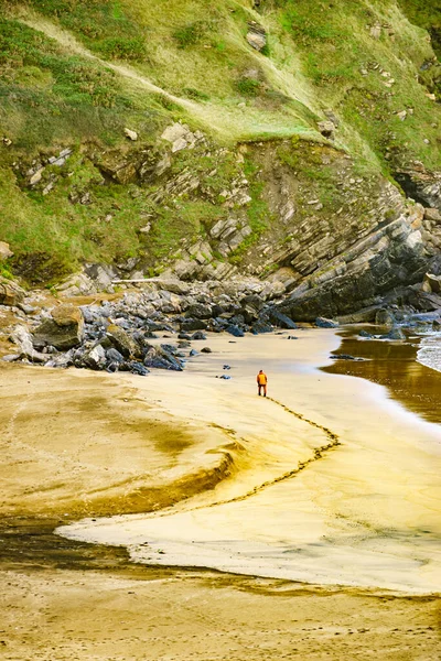 Persone Piedi Sulla Spiaggia Carniciega Costa Delle Asturie Paesaggio Balneare — Foto Stock
