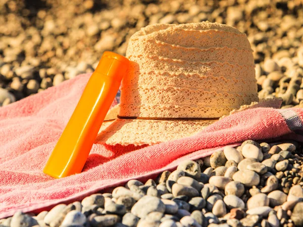 Akcesoria Plażowe Ręczniku Opalania Słoneczny Kapelusz Filtr Przeciwsłoneczny Pomarańczowa Butelka — Zdjęcie stockowe