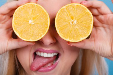 Sağlıklı beslenme, gıda vitamin tam yenileniyor. Tatlı lezzetli narenciye meyve, limon iki halfs bu gibi davranarak tutan kadın gözlük olduğunu