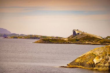 Dünyaca ünlü Atlantik karayolu köprüsü Norveç Avrupa 'sında. Uzaktan bak. Norveç ulusal manzara rotası. Turist eğlencesi.