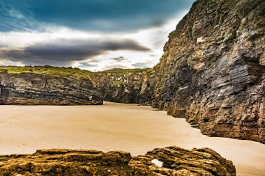 Katedraller Plajı, Ribadeo 'daki Playa las Catedrales, Lugo, Galiçya. İspanya 'nın kuzeyindeki Cantabric sahillerinde kayalık oluşumları. Turist eğlencesi.