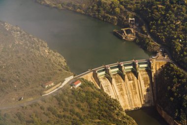 Dağ manzarası ve İspanyol Saucelle Barajı olan Douro nehri. Portekiz ve İspanya arasındaki sınır. Ulusal Park. Portekizli Penedo Durao gözcüsünden görüntü.