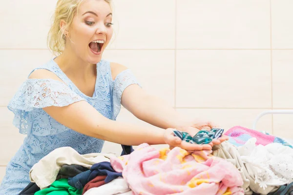 洗濯機ランドリー ポッドを示す幸せな面白い女カプセル洗剤 家庭用職務薬品オブジェクト — ストック写真