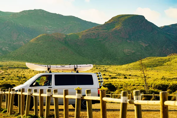 山の自然に対する屋根の上にカヌーと車のバン ニハル自然公園 アルメリア州 スペインのアンダルシア州 アクティブライフスタイルスポーツコンセプト — ストック写真