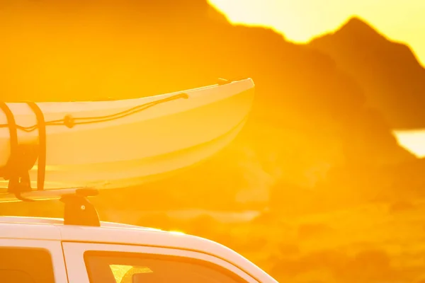 日没の空に対して屋根の上にカヌーと車のバン アクティブライフスタイル バンライフコンセプト — ストック写真