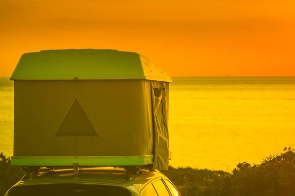 Auto Mit Dachzelt Campt Bei Sonnenaufgang Der Mittelmeerküste Urlaub Und — Stockfoto