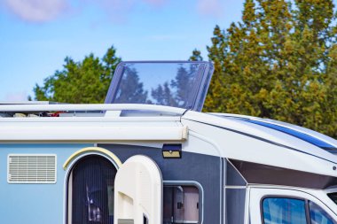 Sunroof, karavan aracının çatısındaki panelin penceresi. Karavanla yolculuk..