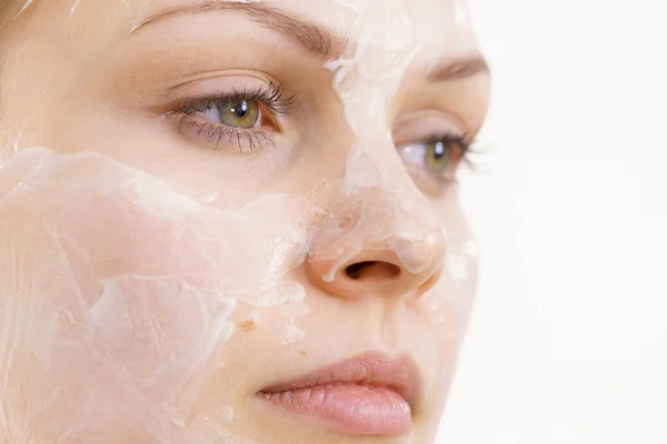 Jonge Vrouw Met Crème Cosmetische Masker Vocht Haar Gezicht Schoonheidsbehandeling — Stockfoto