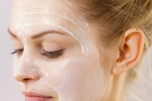 Wanita Muda Dengan Kosmetik Krim Masker Kelembaban Wajahnya Perawatan Kecantikan — Stok Foto
