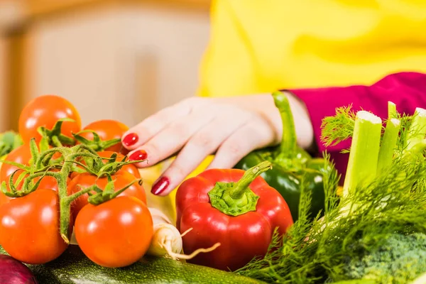Vrouw Tomaten Uit Gezonde Kleurrijke Groenten Plukken Keukentafel Dieet Vegetarische — Stockfoto
