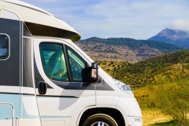 Kamp aracı dağ doğasında kamp yapıyor. Tatil gezisi.