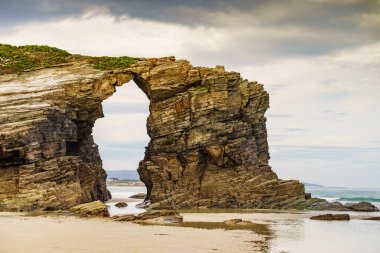 Galiçya İspanya 'daki Katedral Sahili' nde kayalık oluşumları. Playa de las Catedrales, Ribadeo 'da Katedrais Olarak, Lugo. Kuzey İspanya 'daki Cantabric kıyı şeridi. Turist eğlencesi.