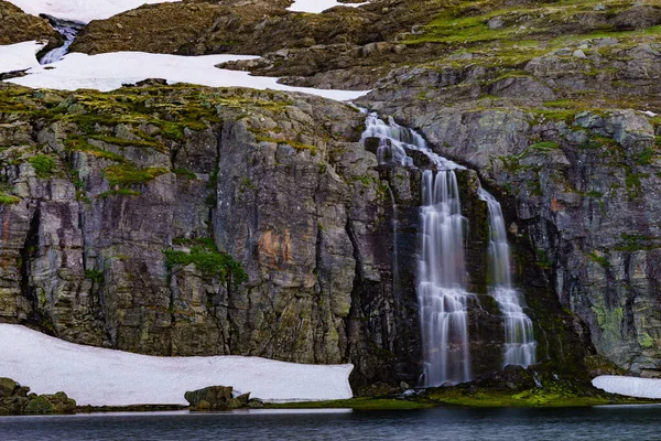 高山湖带瀑布的浮水网 挪威Aurland和Laerdal之间的风景区 国家旅游路线Aurlandsfjellet — 图库照片