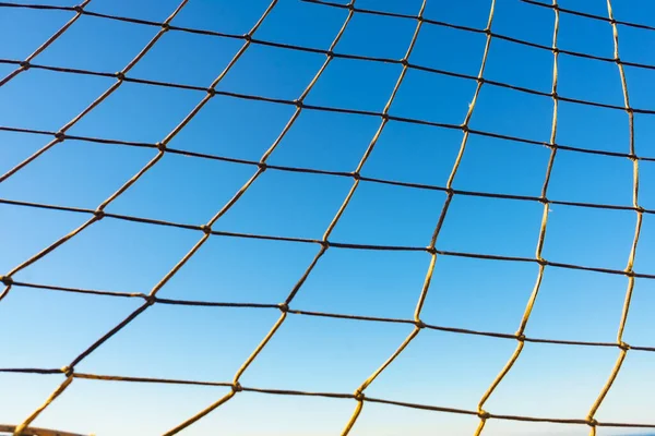 Volleyboll Sommar Sportutrustning Nättråd Mot Blå Himmel Aktiv Livsstil — Stockfoto