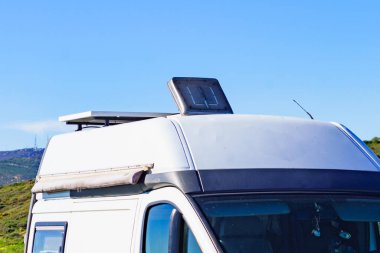 Sunroof, karavanın çatısındaki panelin penceresi. Motorlu araçla seyahat et. Van hayatı.