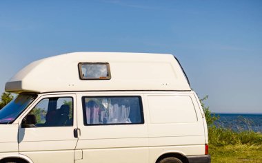 Kamp aracı yazın doğada kamp yapıyor. Karavanla seyahat ediyorum. Karavan tatili.