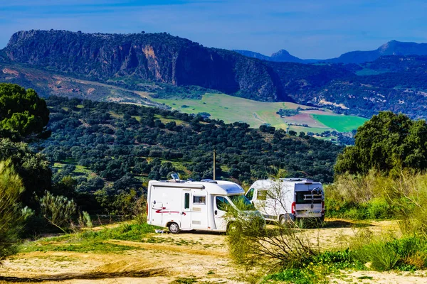 スペインの山岳地帯にある2台のキャンパーカーRvキャンプ — ストック写真