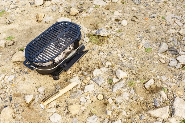 Empty Portable Barbeque Grill Brush Cleaning Oven Outdoors — Stock Photo, Image