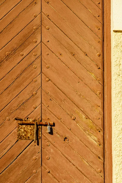 Stare Drewniane Zamknięte Drzwi Zamkiem Rustykalnym — Zdjęcie stockowe