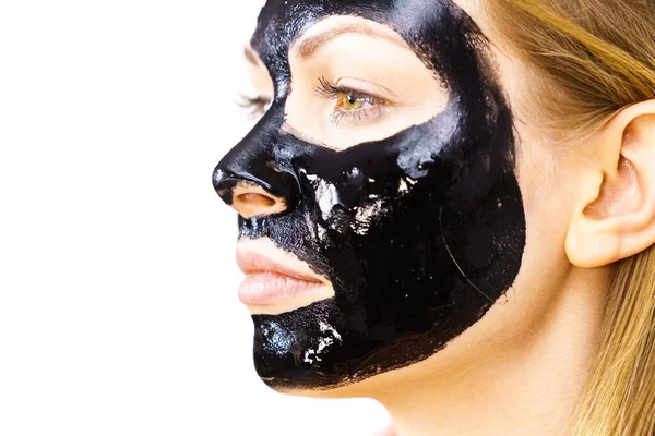 Junge Frau Mit Kosmetik Gesicht Carbo Detox Black Peel Maske — Stockfoto