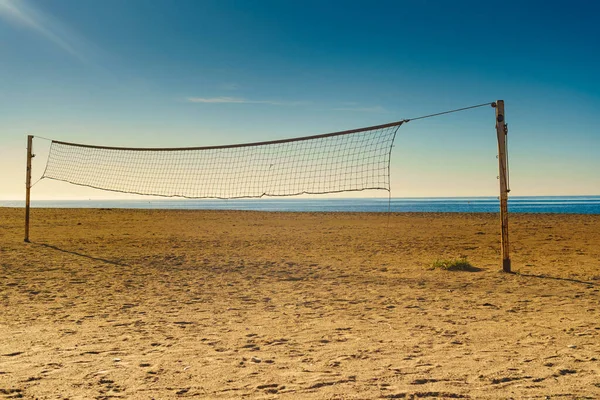 스포츠 야외의 모래사장에 철망을 연결하는 활동적 — 스톡 사진