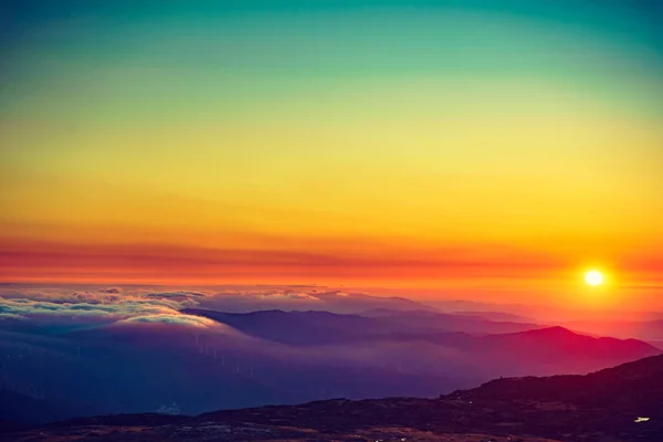 Brandende Zonsondergang Boven Wolken Uitzicht Vanaf Bergtop Van Torre Serra — Stockfoto