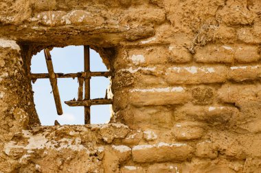 Eski kil ev detayı, pencerede parmaklıklar. El Chorrillo Film Konumu, Sierra Alhamilla, Endülüs İspanya.