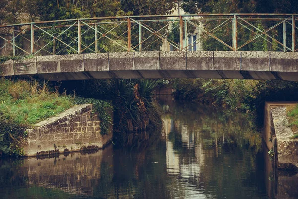 法国的Coulon镇有旧石桥的河景 Deux Sevres New Aquitaine Region 旅游地点 — 图库照片