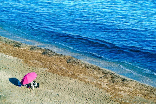 Picknick Het Strand Aan Zee Roze Paraplu Stoelen Aan Kust — Stockfoto