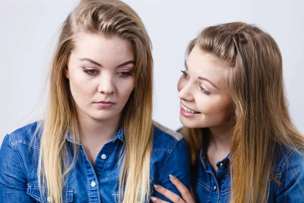 Woman Being Sad Her Female Friend Comforting Her Helping Sadness — Stock Photo, Image