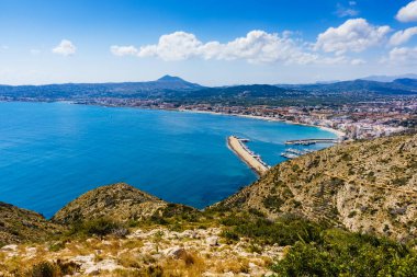 Costa Blanca 'da Akdeniz manzarası. Cape San Antonio, İspanya 'nın güneydoğusunda Alicante eyaletinin kuzey kıyısında..