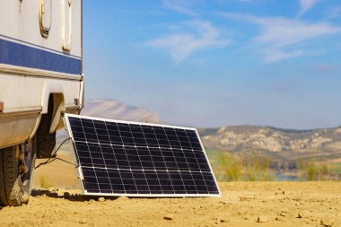 Taşınabilir güneş fotovoltaik paneli, karavanda şarj oluyor. Doğada kamp yapmak, minibüs hayatı.