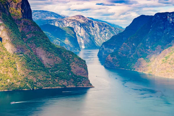 壮观的峡湾和高山景色 挪威斯堪的纳维亚半岛的Aurlandsfjord峡湾景观 被称为 的国家旅游道路 — 图库照片