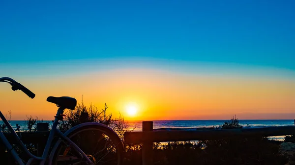 Fahrrad Freien Strand Geparkt Abends Abendhimmel Urlaub Sport Und Erholung — Stockfoto