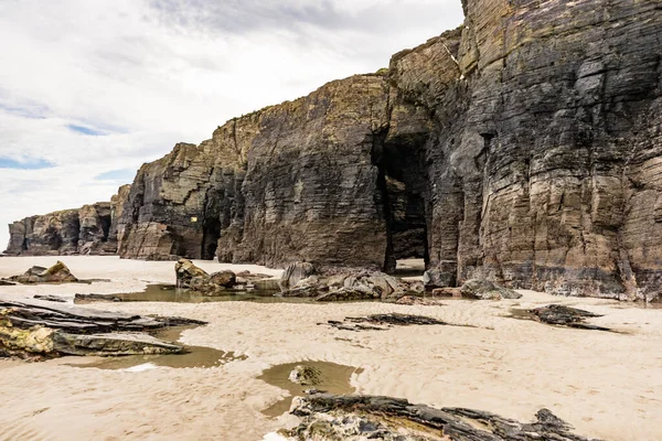 Katedraller Plajı, Ribadeo 'daki Playa las Catedrales, Lugo, Galiçya. İspanya 'nın kuzeyindeki Cantabric sahillerinde kayalık oluşumları. Turist eğlencesi.