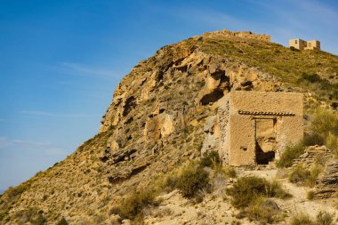 Cabo Tinoso kıyı manzarası. Tarihi İspanyol savunma sisteminin terk edilmiş eski binaları..