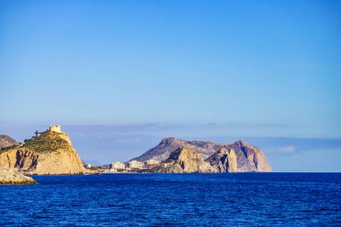 Aguilas, Murcia bölgesi, İspanya 'da San Juan şatosu olan İspanyol kıyı manzarası..