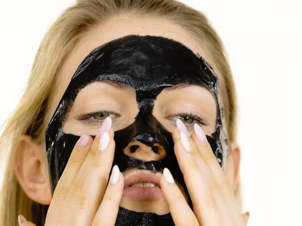 Młoda Kobieta Czarną Maską Twarzy Kosmetyczka Gotowa Zdjęcia Biało Nastolatka — Zdjęcie stockowe