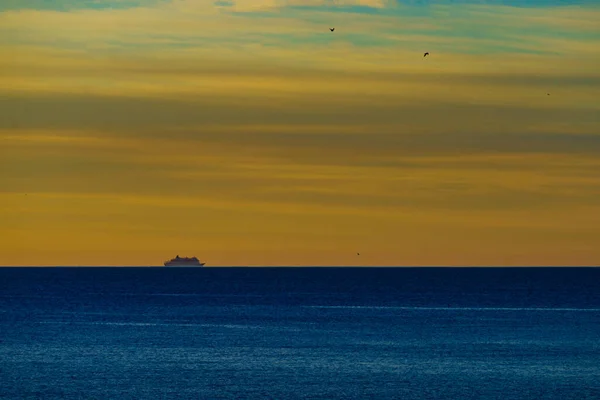 Statek Wycieczkowy Wodzie Morskiej Wschodzie Słońca Poranne Krajobrazy Morskie — Zdjęcie stockowe