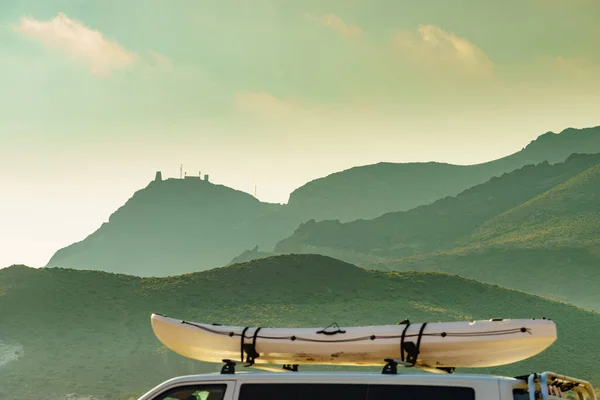 山の自然に対する屋根の上にカヌーと車のバン ニハル自然公園 アルメリア州 スペインのアンダルシア州 アクティブライフスタイルスポーツコンセプト — ストック写真