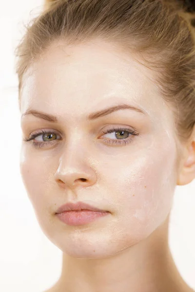 Egy Fiatal Krém Kozmetikummal Maszk Nedvességgel Arcán Szépségápolás Bőrápolás — Stock Fotó