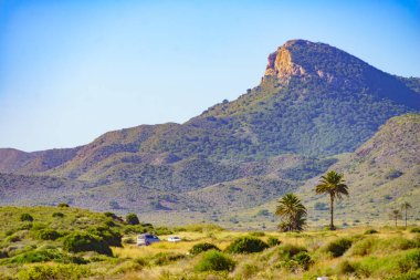 Akdeniz kıyısı manzarası, Murcia bölgesindeki İspanyol kıyı şeridi. Calblanque Bölge Parkı. Turist eğlencesi.